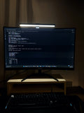 Barra LED Casa Productiva encendida iluminando escritorio de trabajo