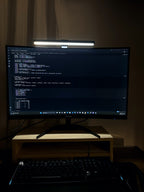 Barra LED Casa Productiva encendida iluminando escritorio de trabajo