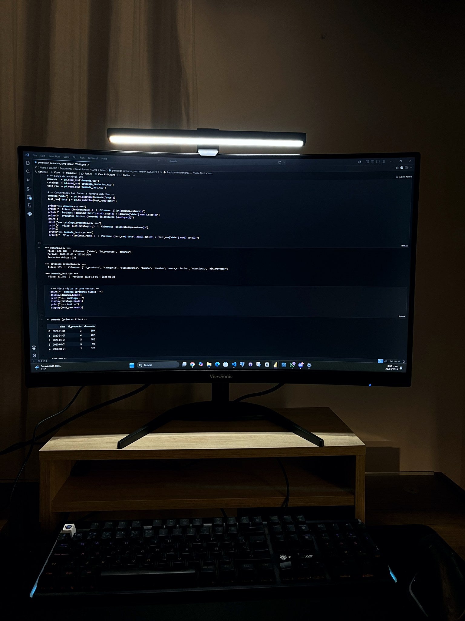 Barra LED Casa Productiva encendida iluminando escritorio de trabajo
