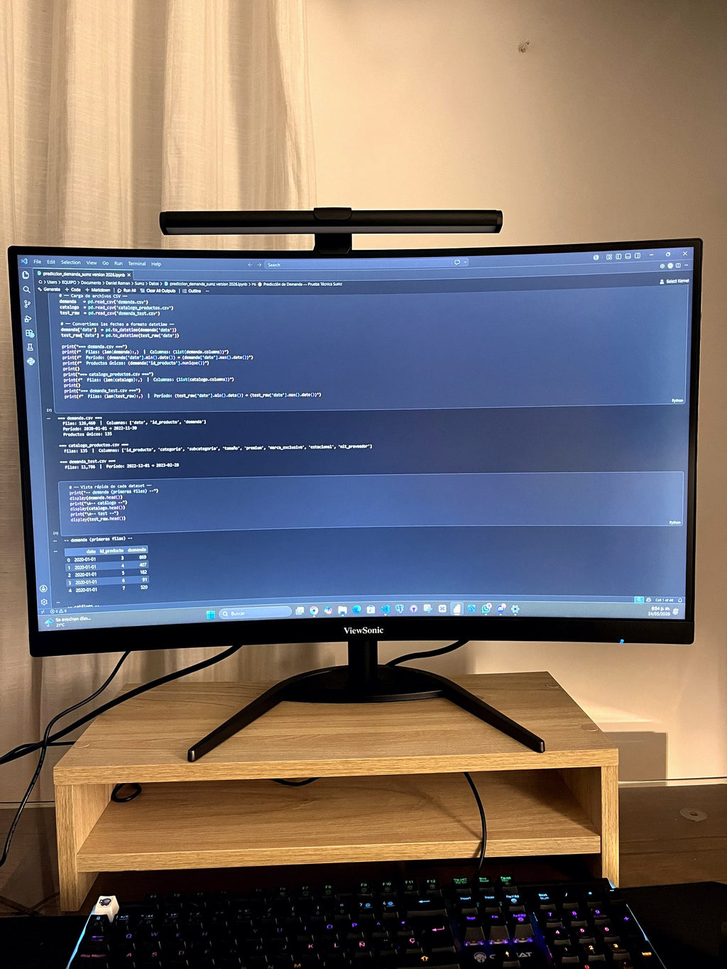 Barra LED Casa Productiva instalada en monitor curvo