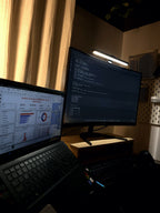 Setup home office con Barra LED Casa Productiva iluminando monitor